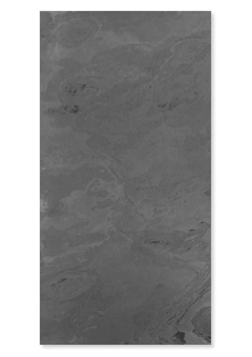 Elegante Wandverkleidung mit rechteckigen schwarzen Steinpaneelen